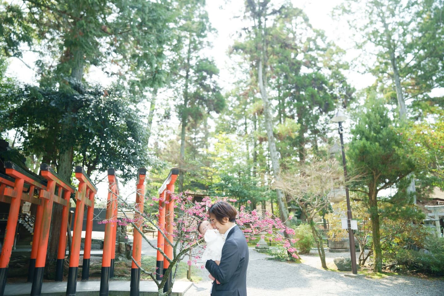 神社でお宮参りの赤ちゃんと家族