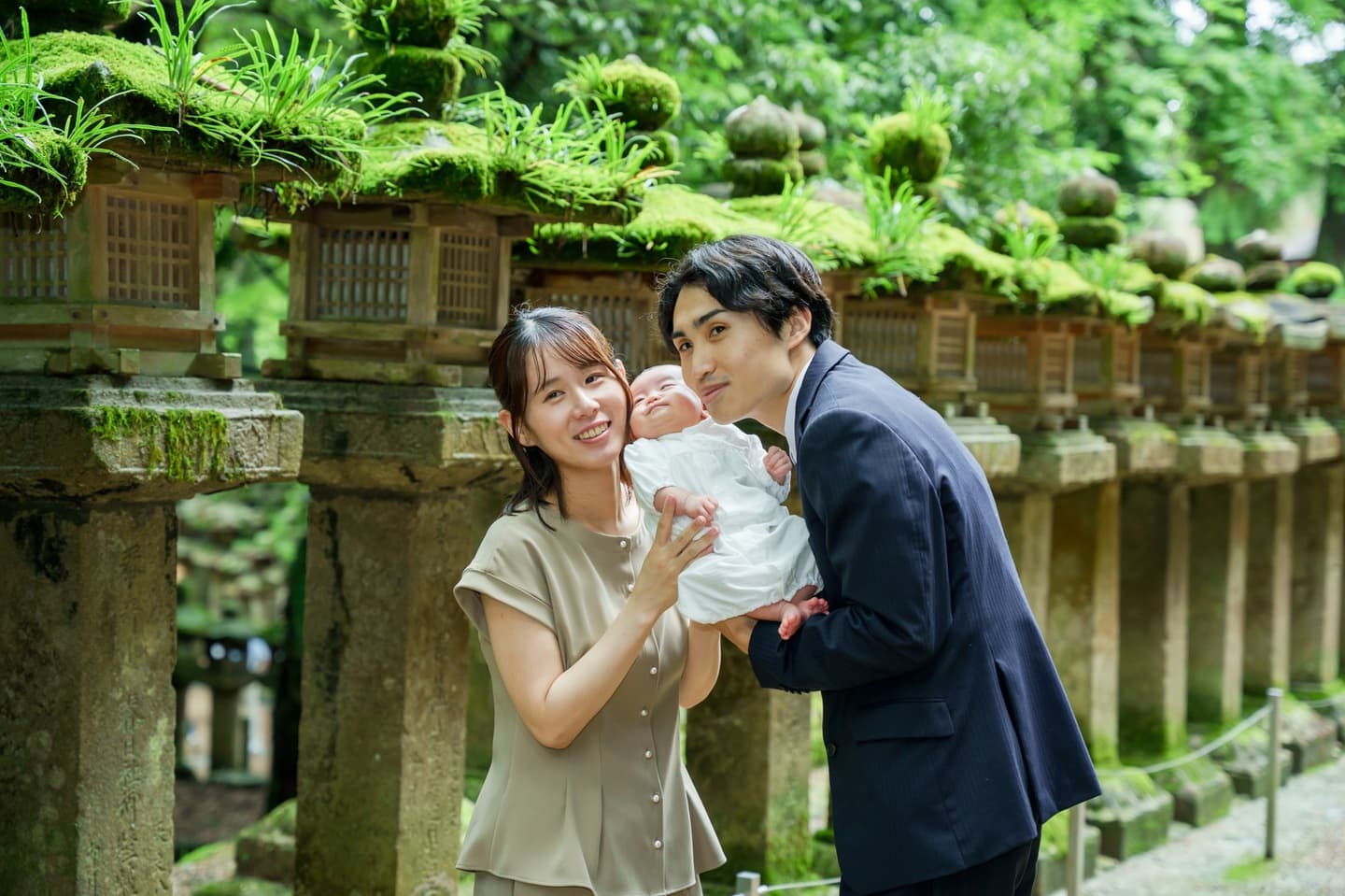 神社でお宮参りの赤ちゃんと家族