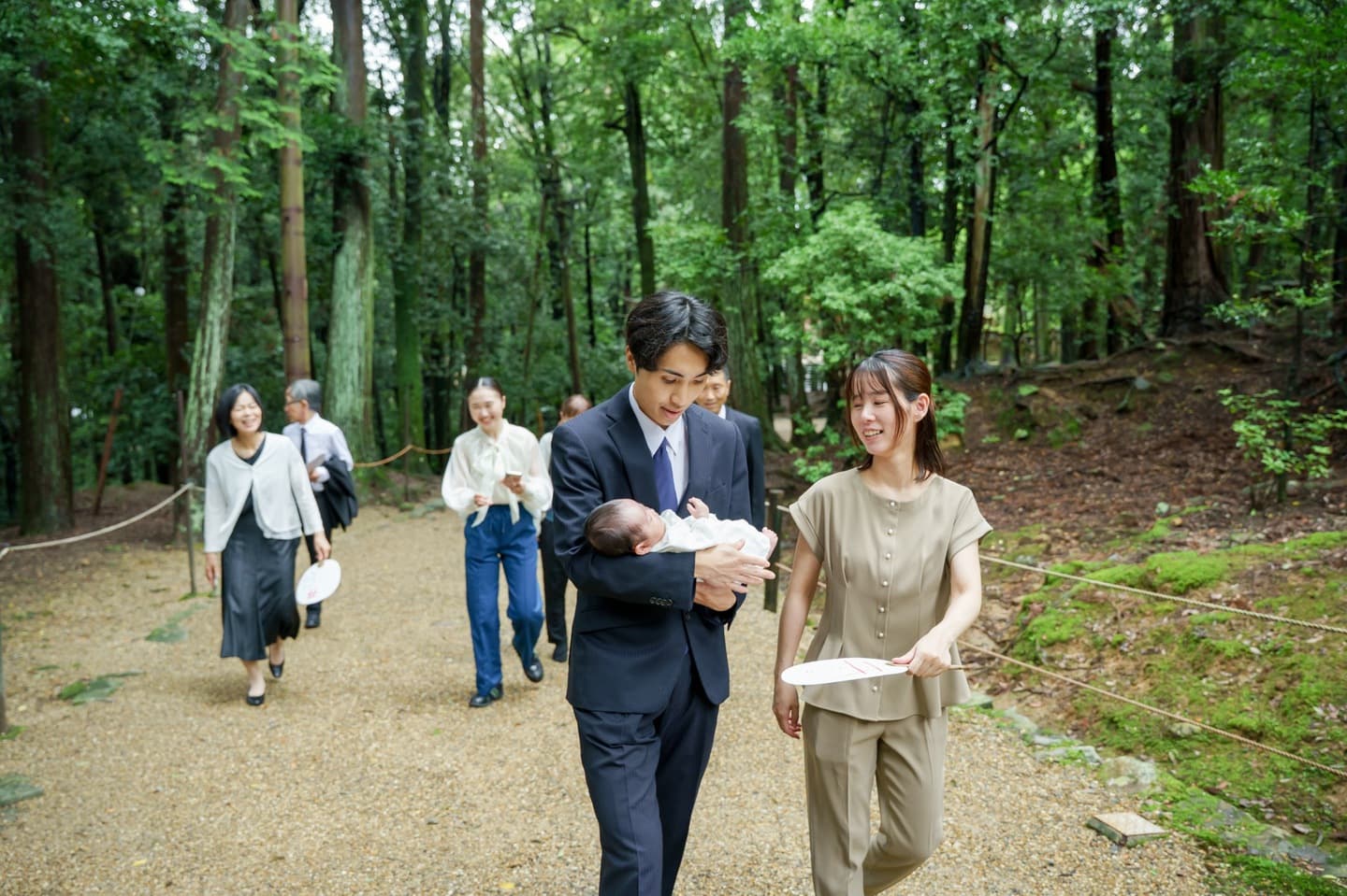 神社でお宮参りの赤ちゃんと家族