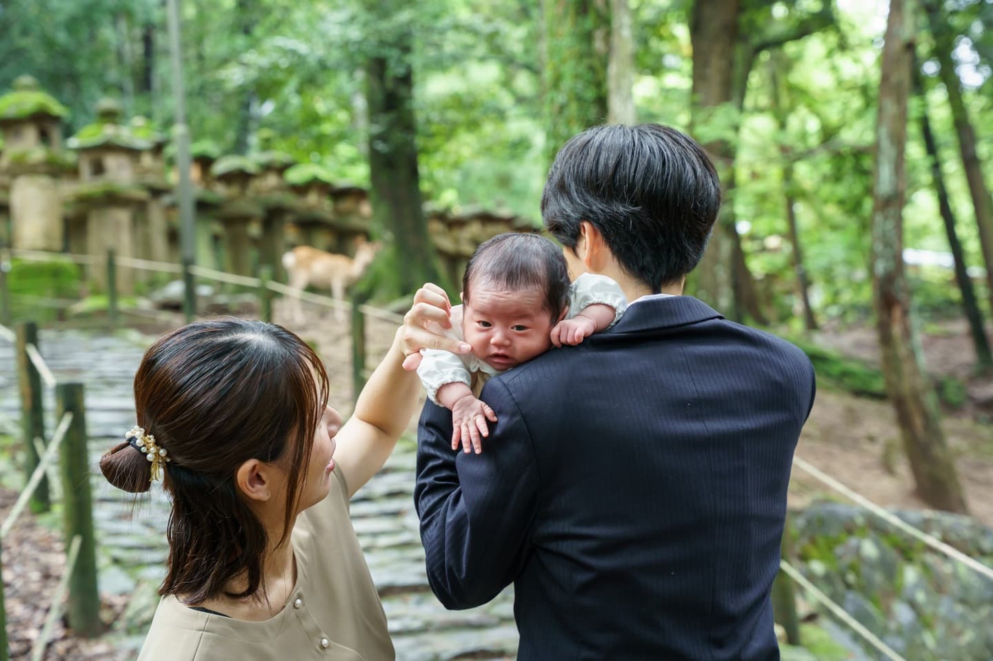 神社でお宮参りの赤ちゃんと家族