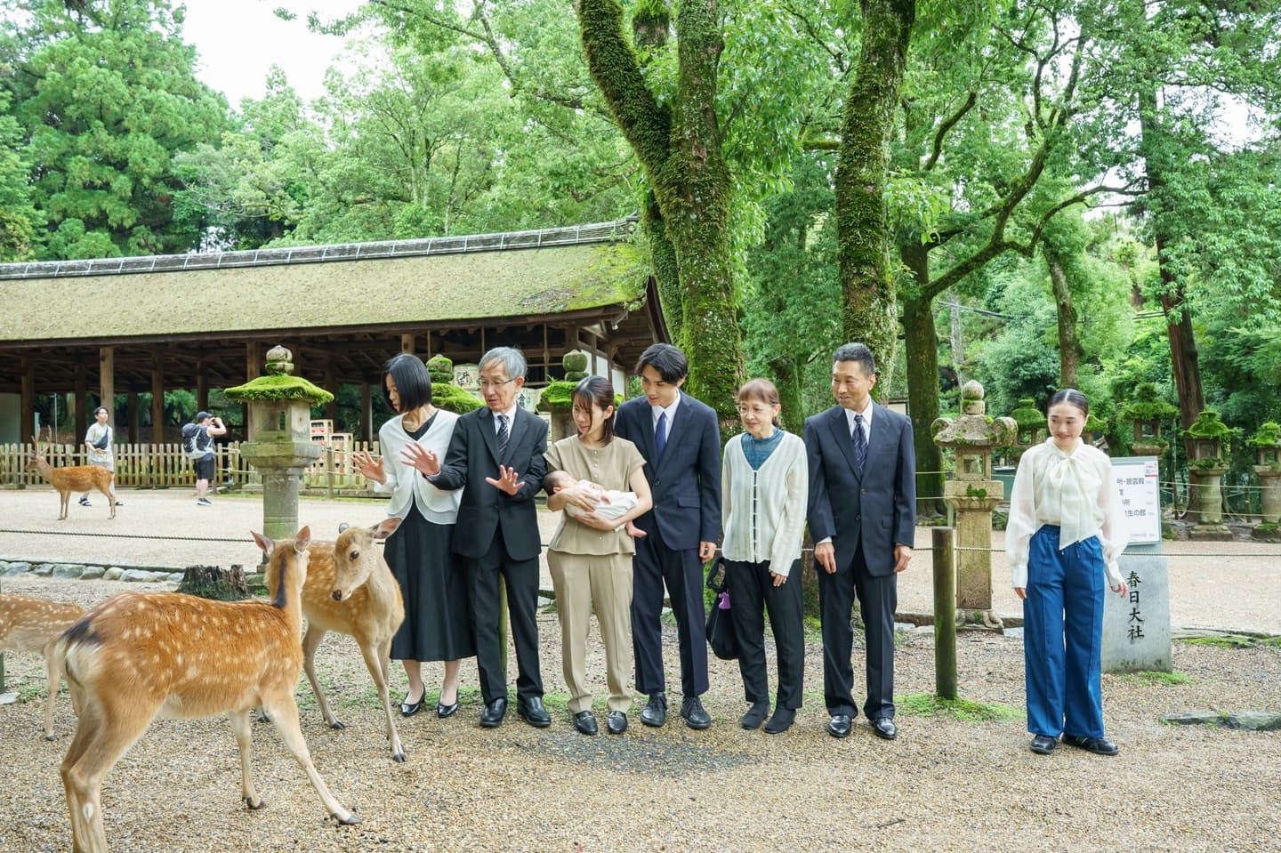 神社でお宮参りの赤ちゃんと家族