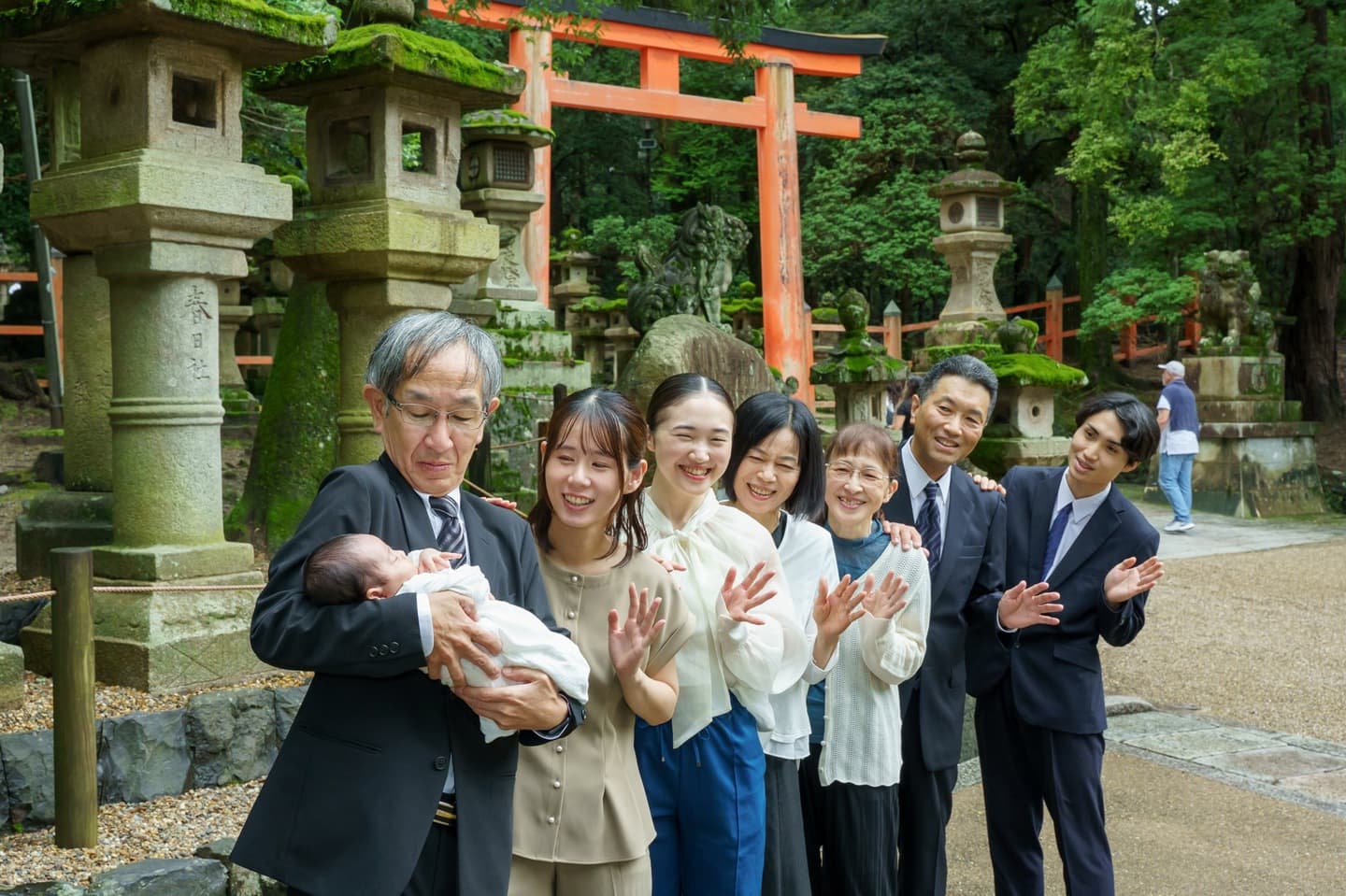 神社でお宮参りの赤ちゃんと家族