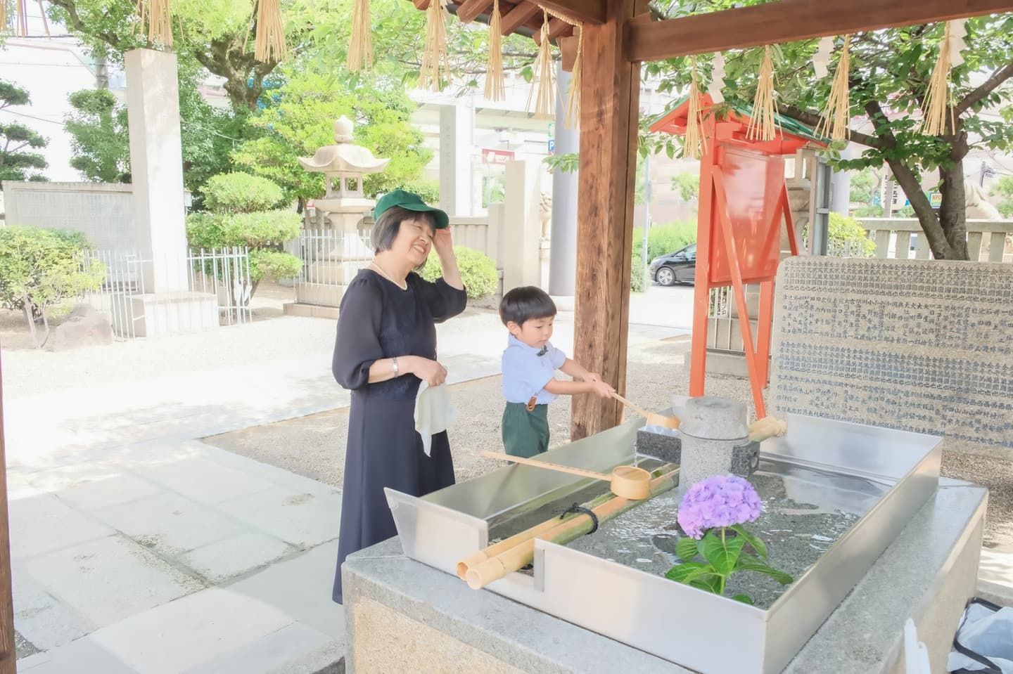 神社でお宮参りの赤ちゃんと家族