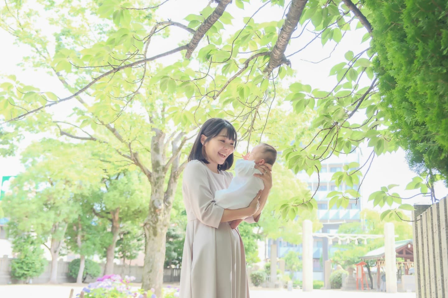神社でお宮参りの赤ちゃんと家族