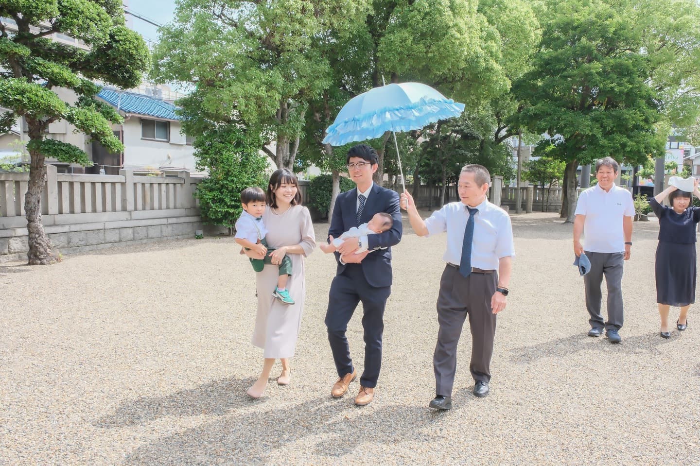 神社でお宮参りの赤ちゃんと家族
