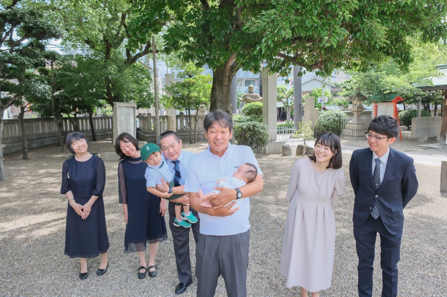 神社でお宮参りの赤ちゃんと家族