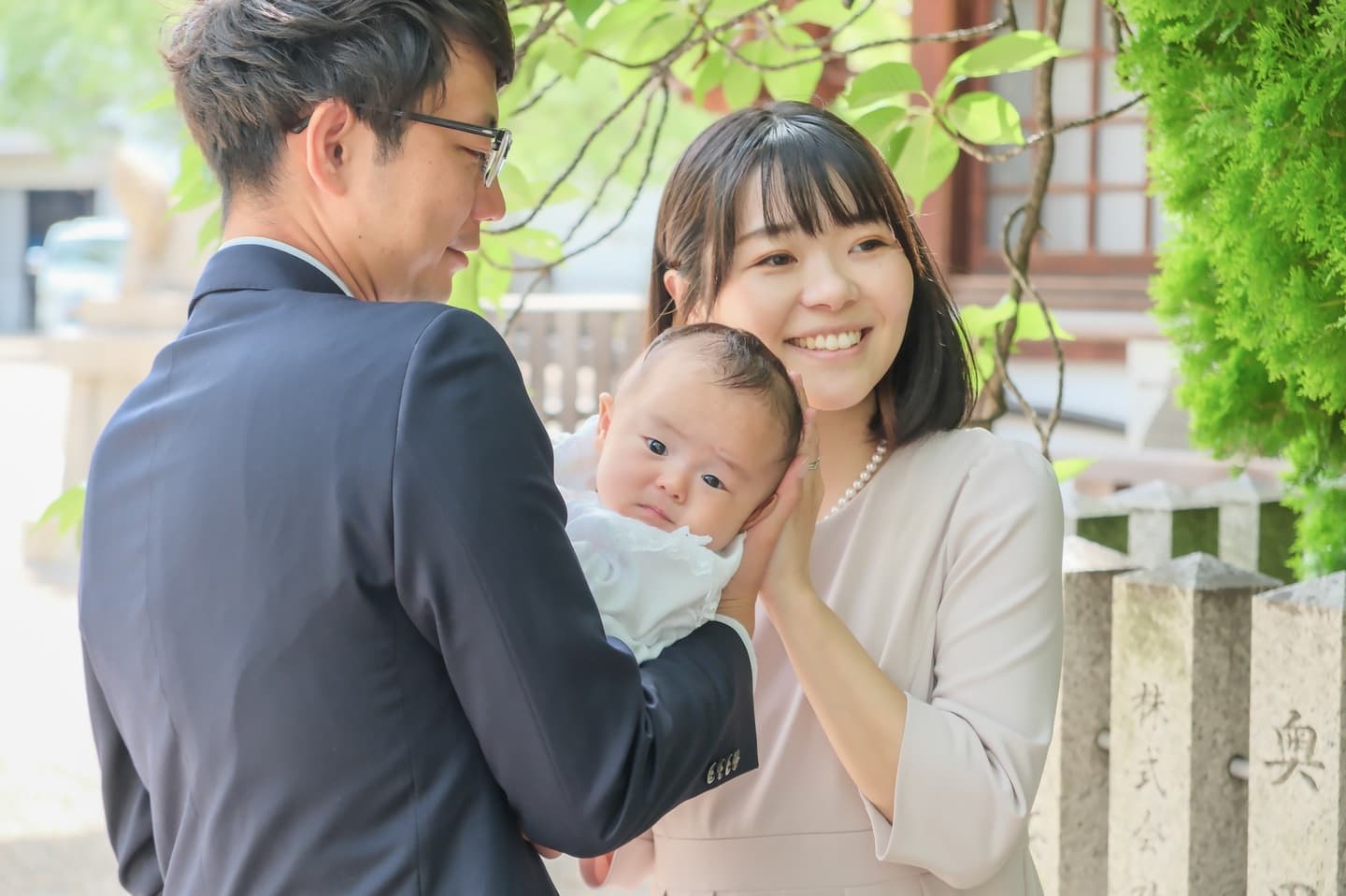 神社でお宮参りの赤ちゃんと家族