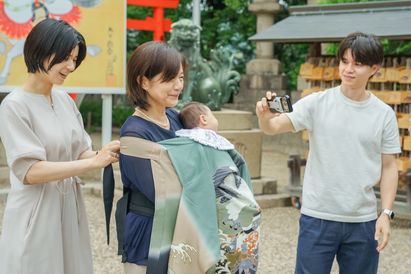 神社でお宮参りの赤ちゃんと家族