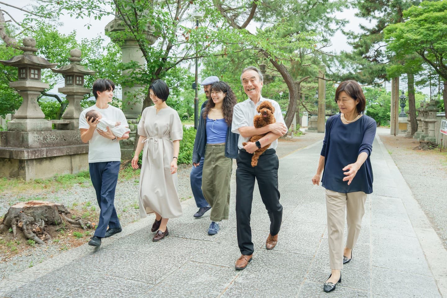 神社でお宮参りの赤ちゃんと家族