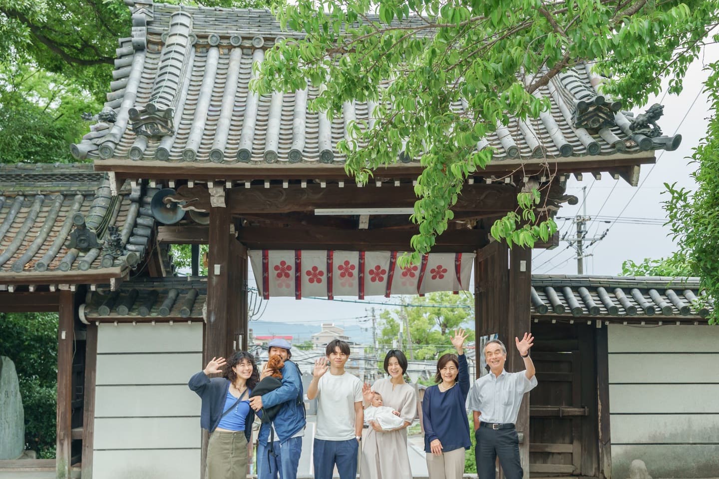 神社でお宮参りの赤ちゃんと家族