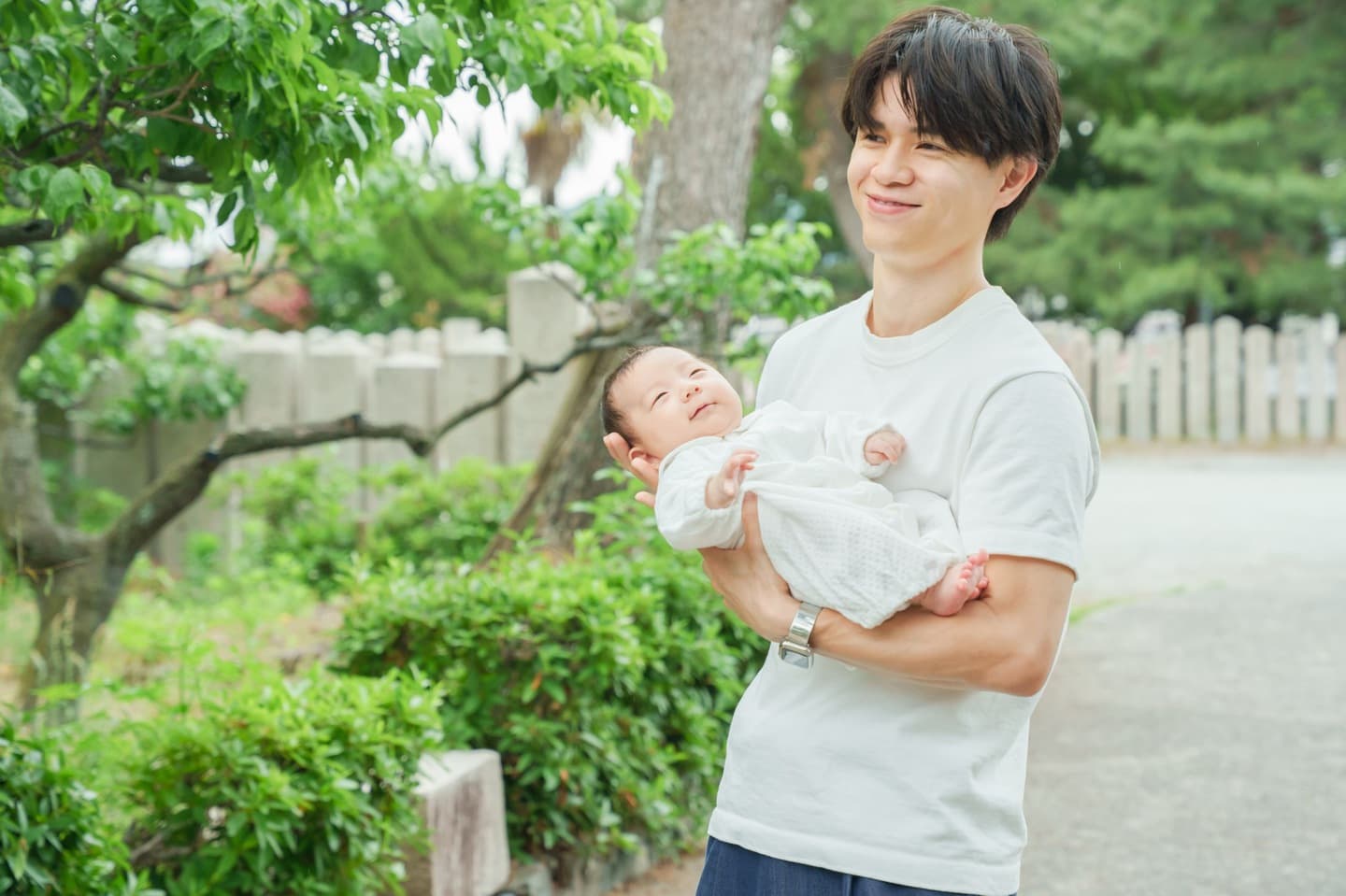 神社でお宮参りの赤ちゃんと家族