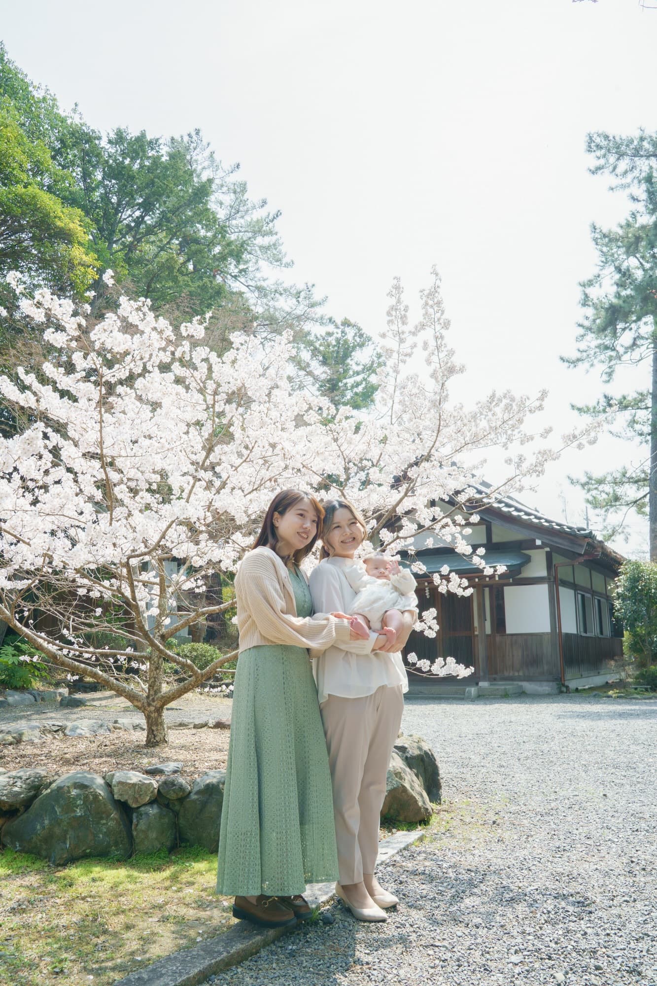 神社でお宮参りの赤ちゃんと家族