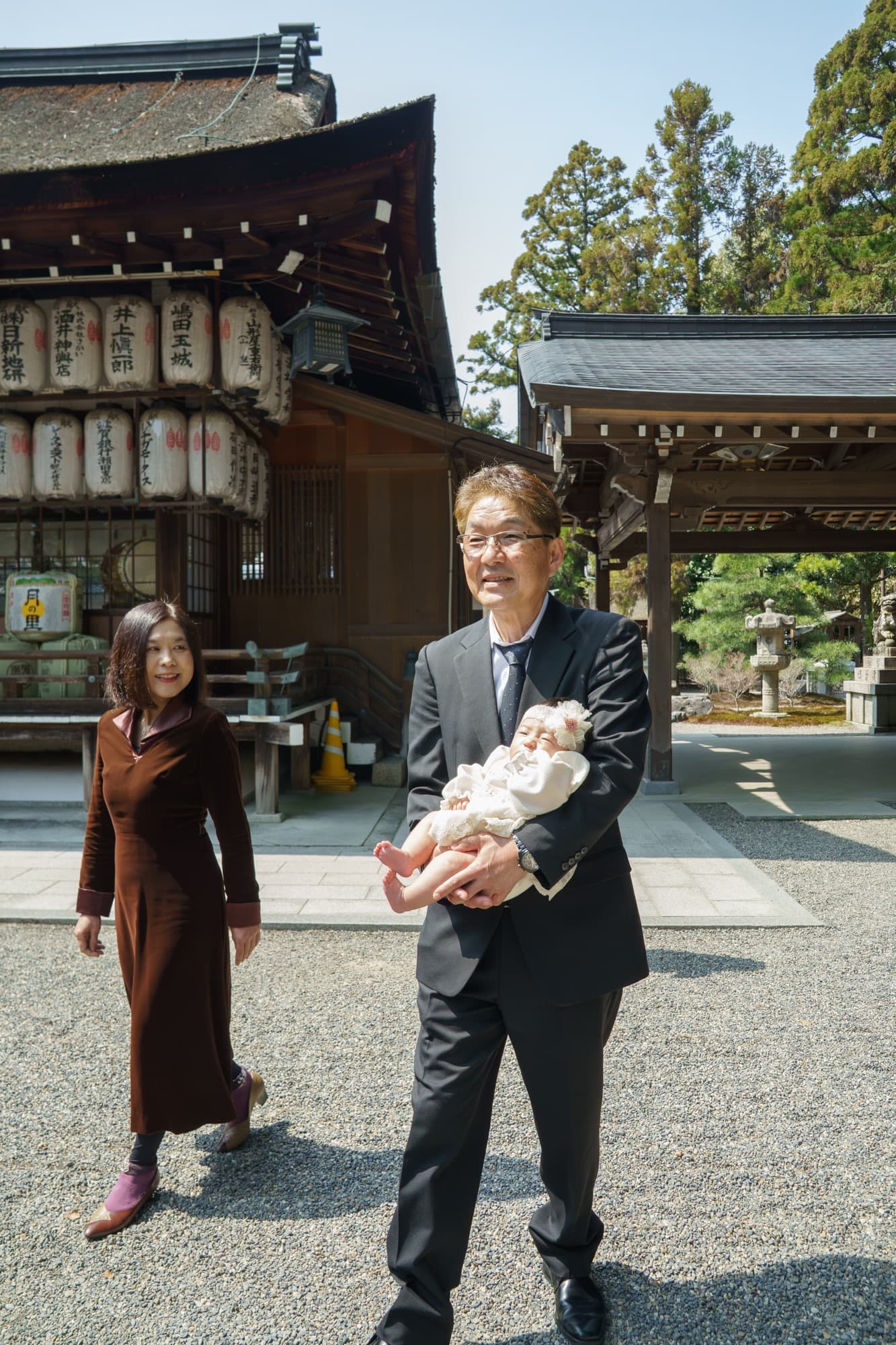 神社でお宮参りの赤ちゃんと家族