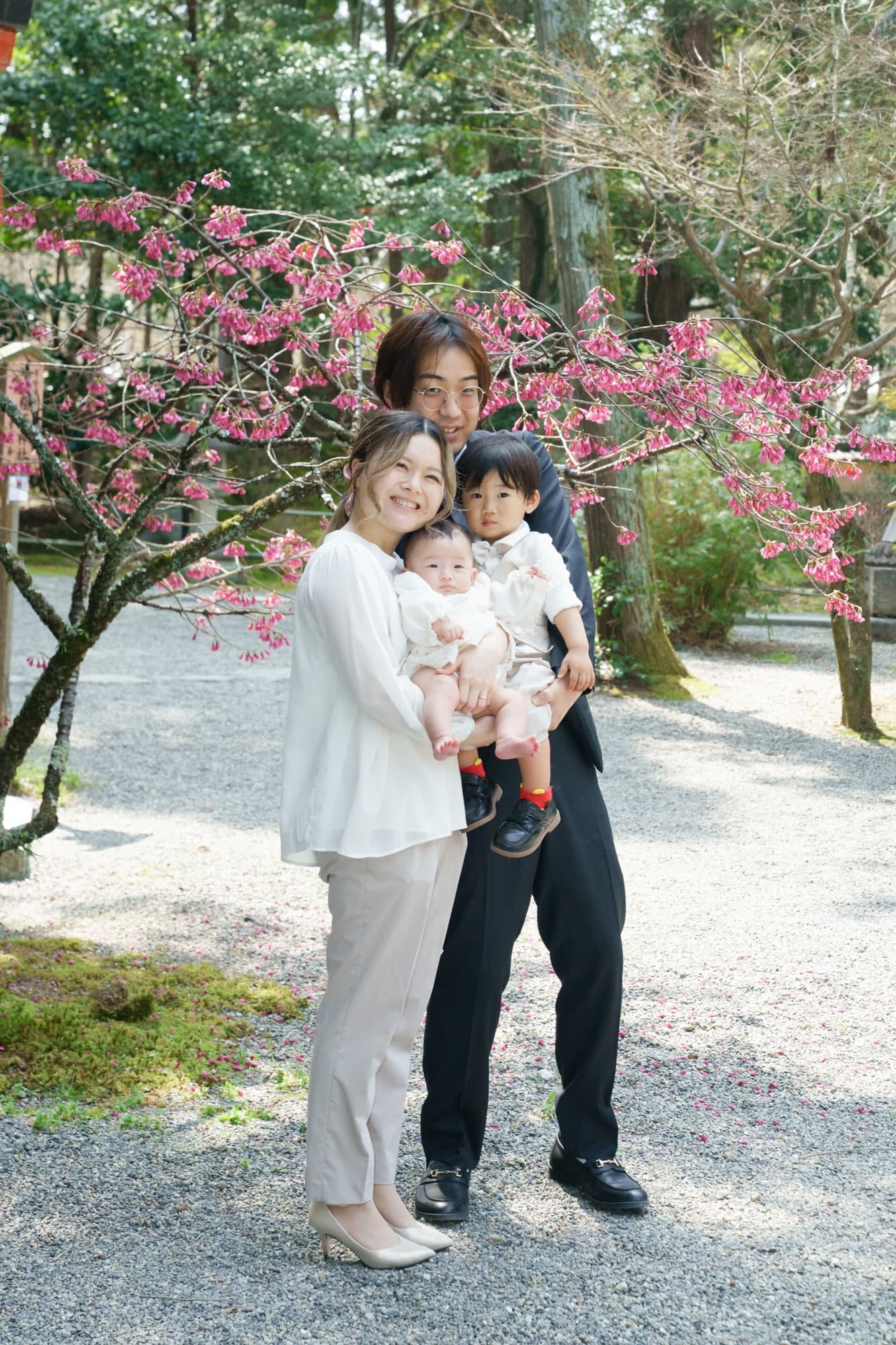 神社でお宮参りの赤ちゃんと家族