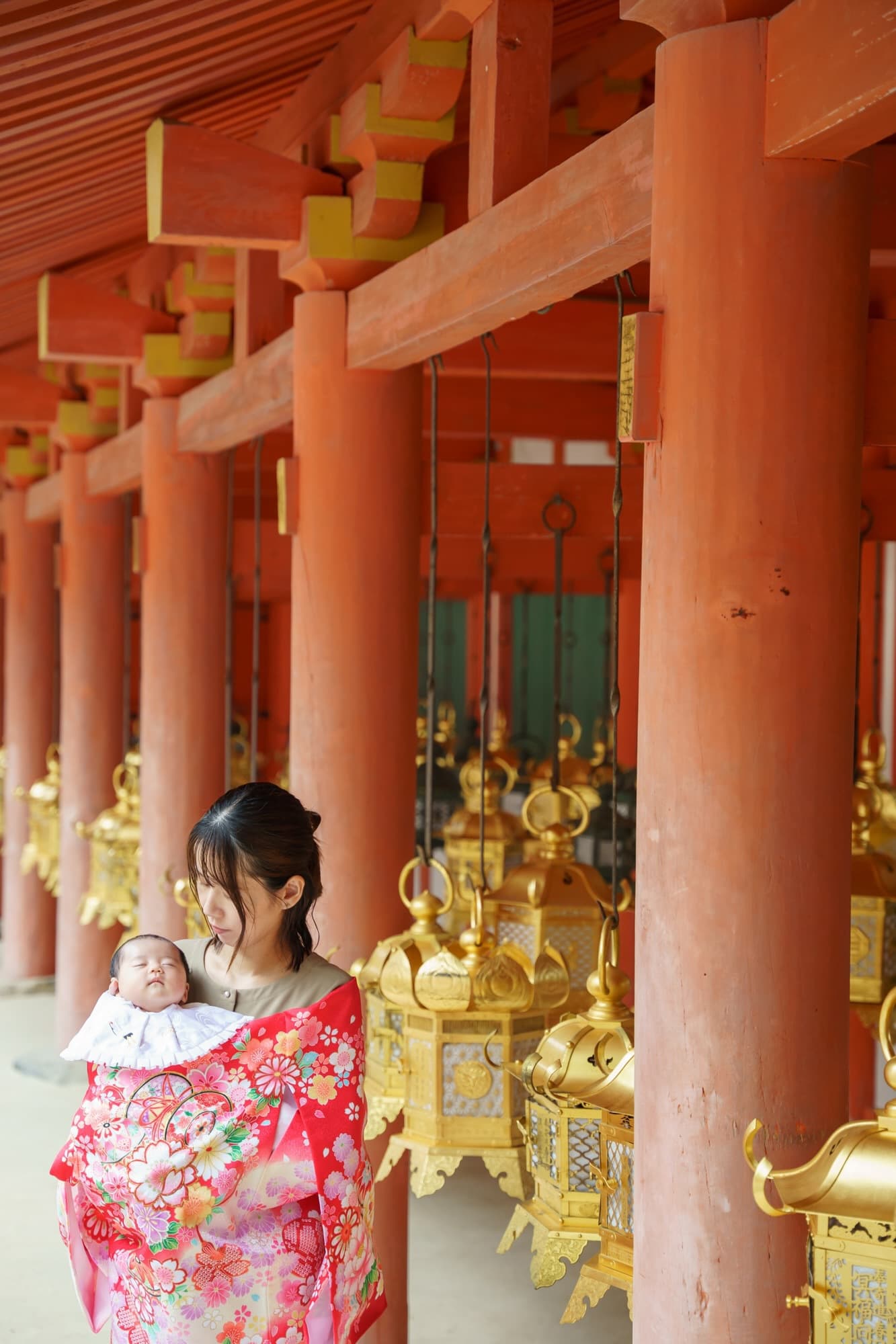 神社でお宮参りの赤ちゃんと家族