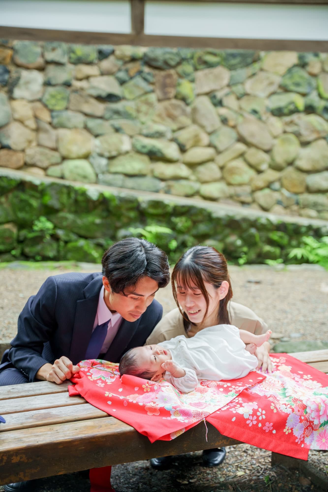 神社でお宮参りの赤ちゃんと家族
