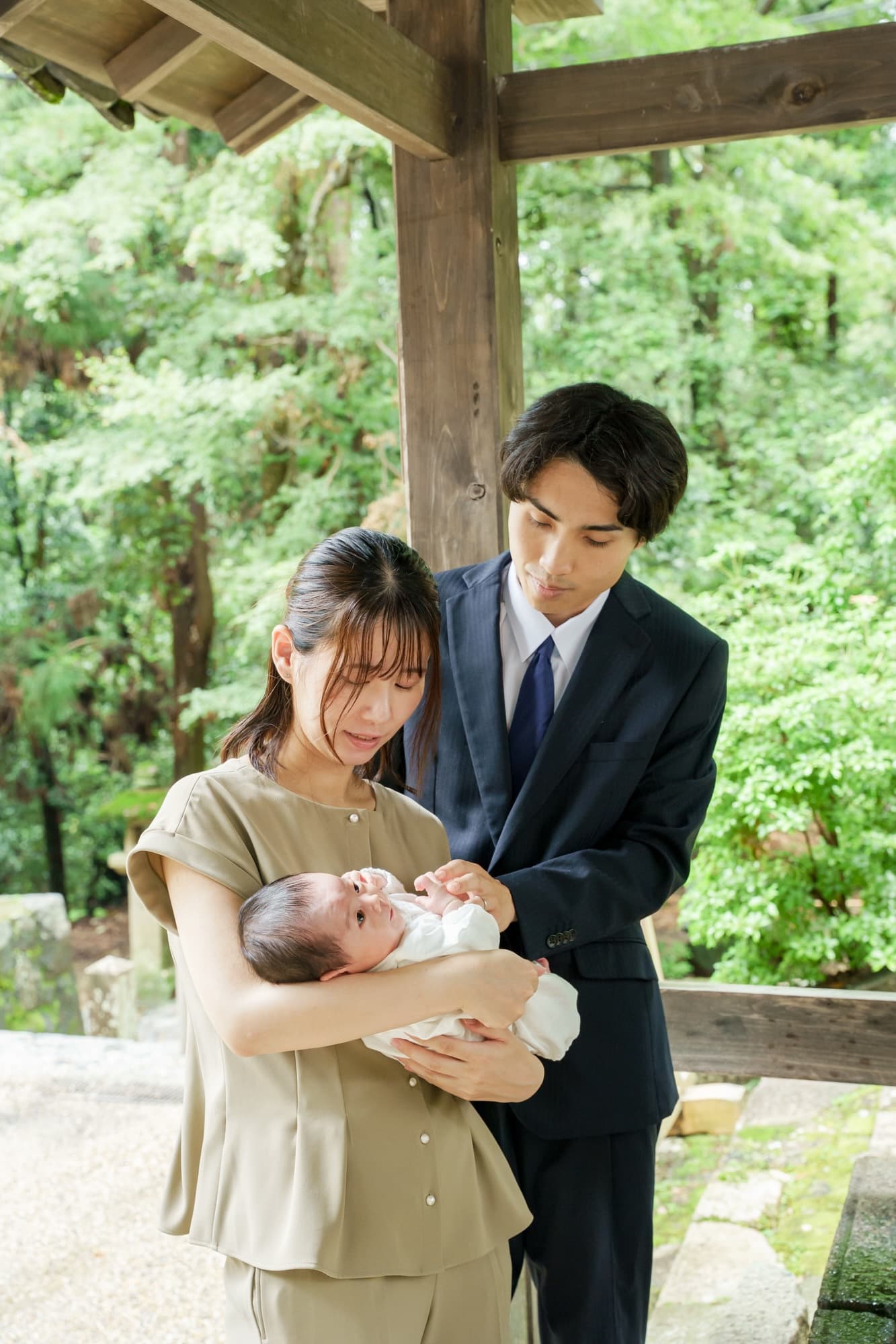 神社でお宮参りの赤ちゃんと家族
