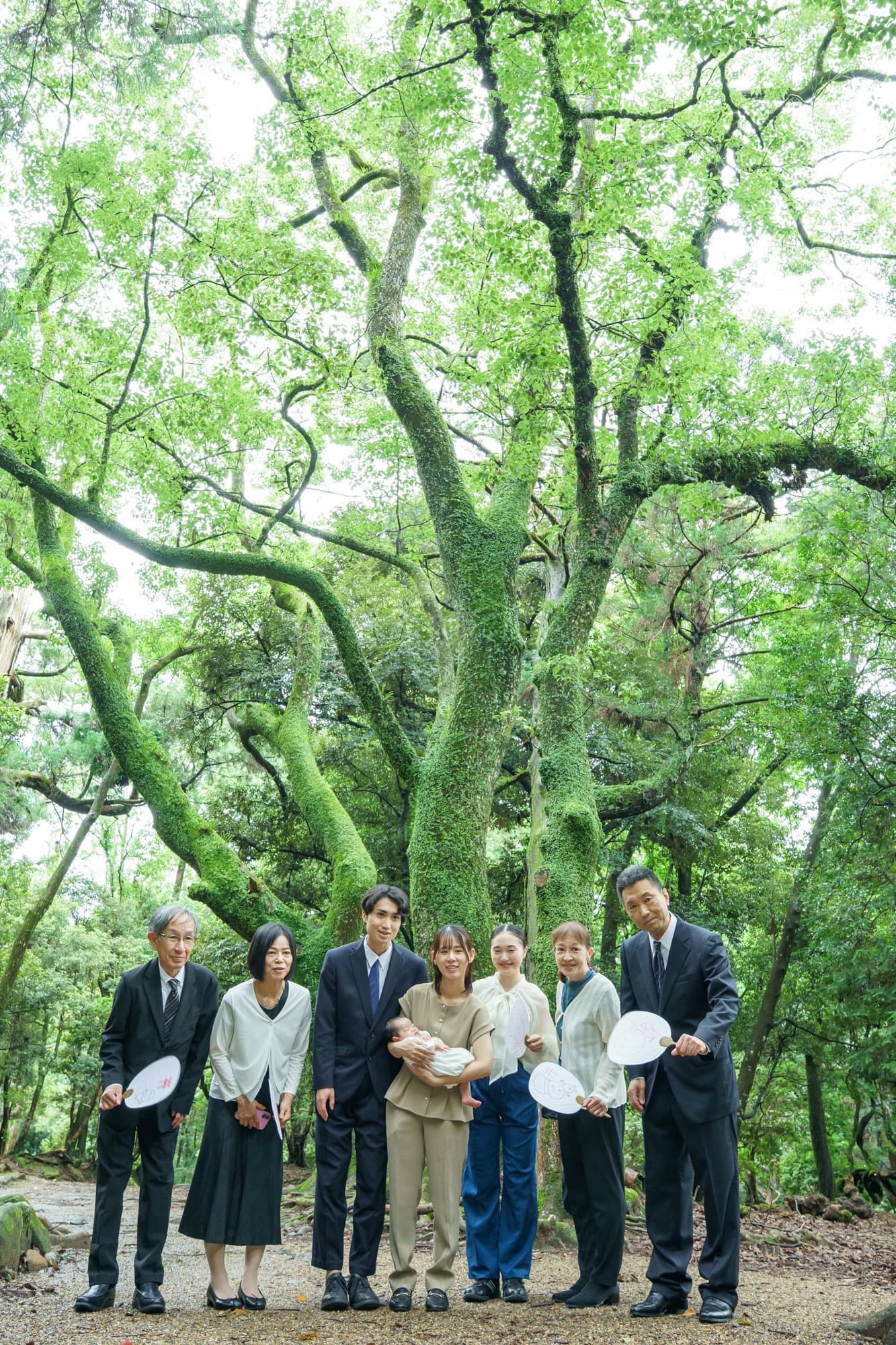 神社でお宮参りの赤ちゃんと家族