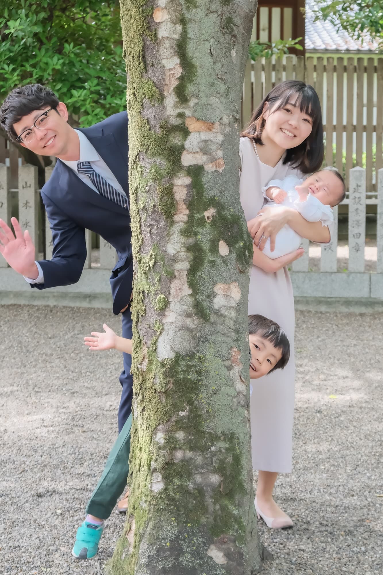 神社でお宮参りの赤ちゃんと家族