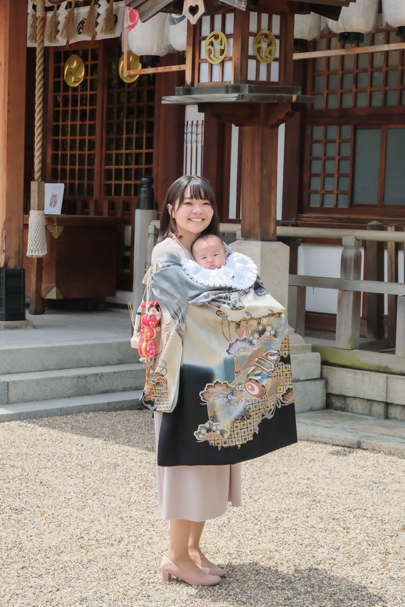 神社でお宮参りの赤ちゃんと家族