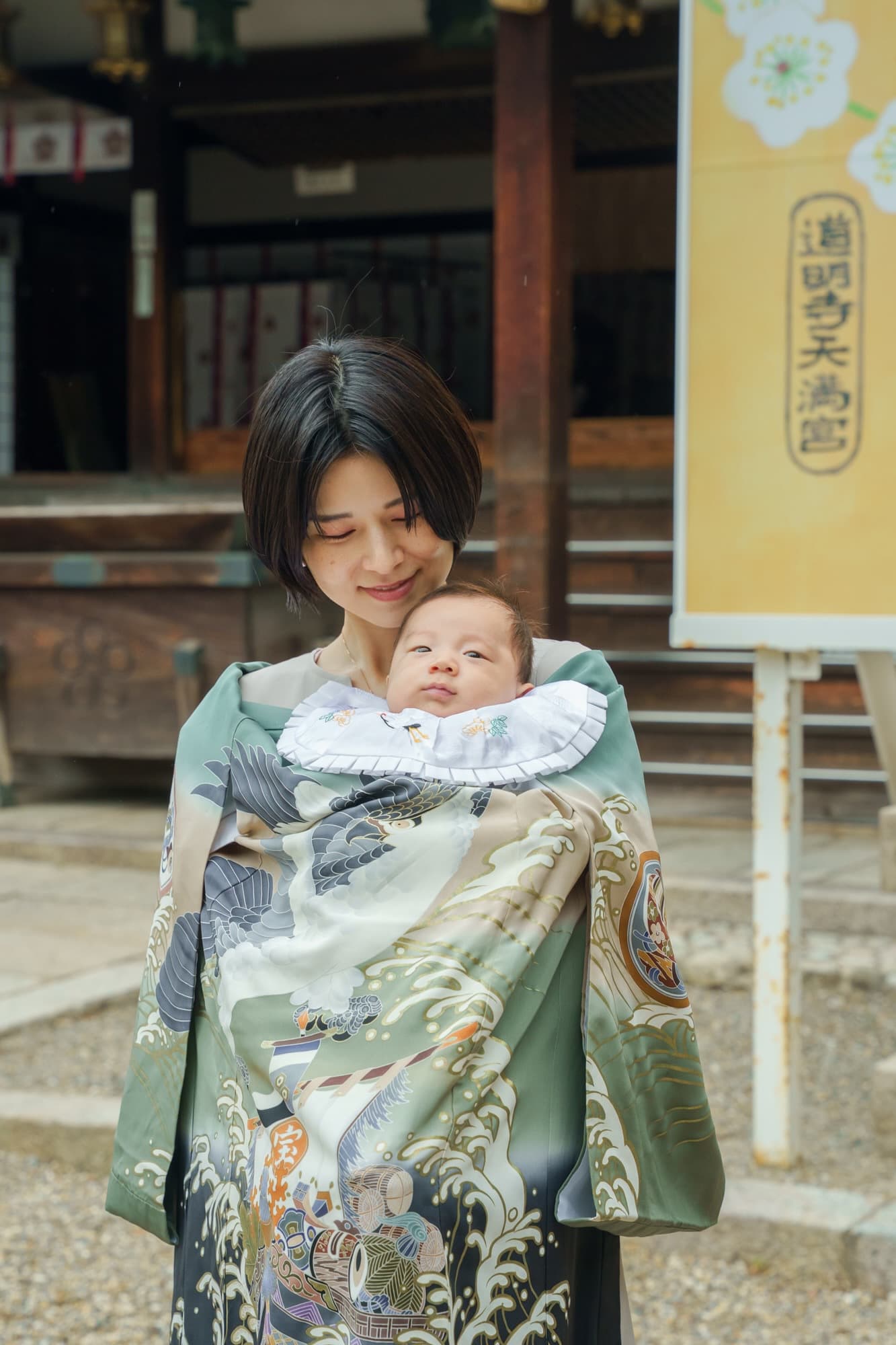 神社でお宮参りの赤ちゃんと家族