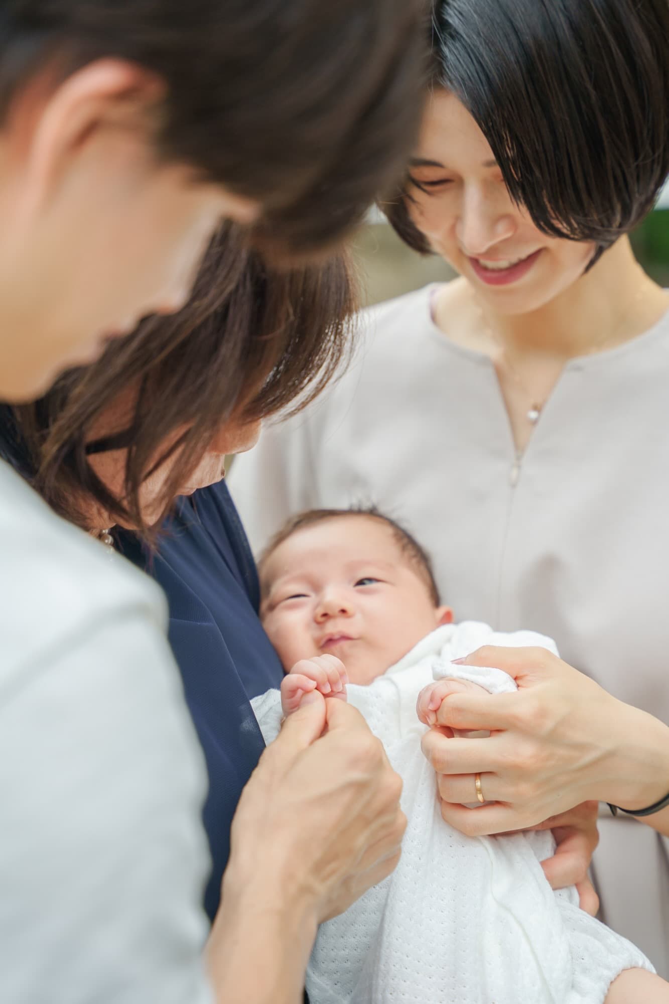 神社でお宮参りの赤ちゃんと家族