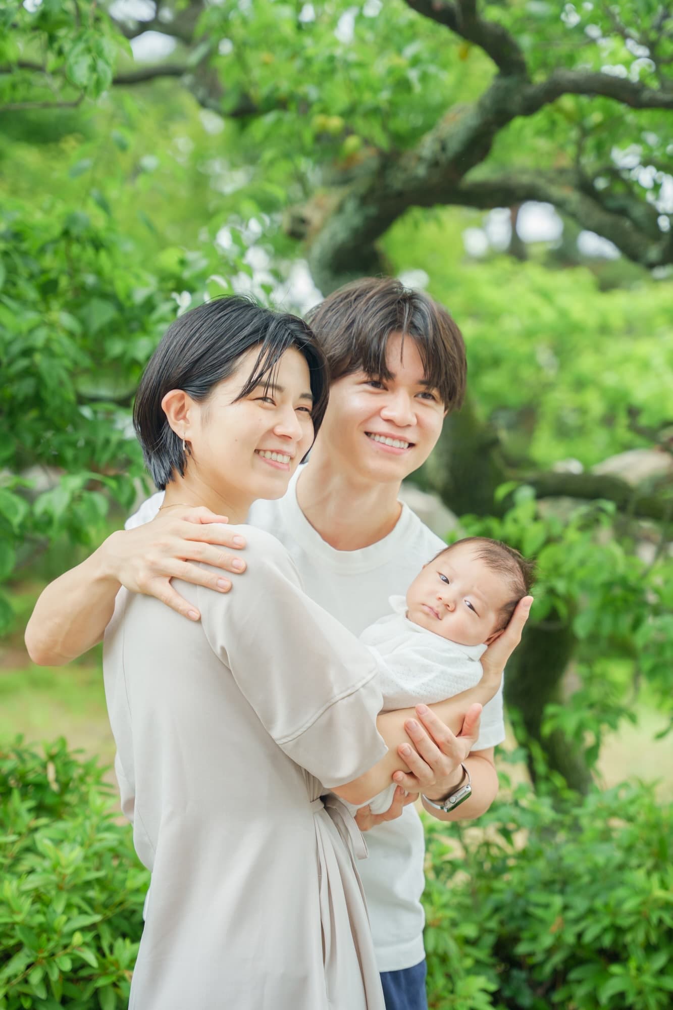 神社でお宮参りの赤ちゃんと家族