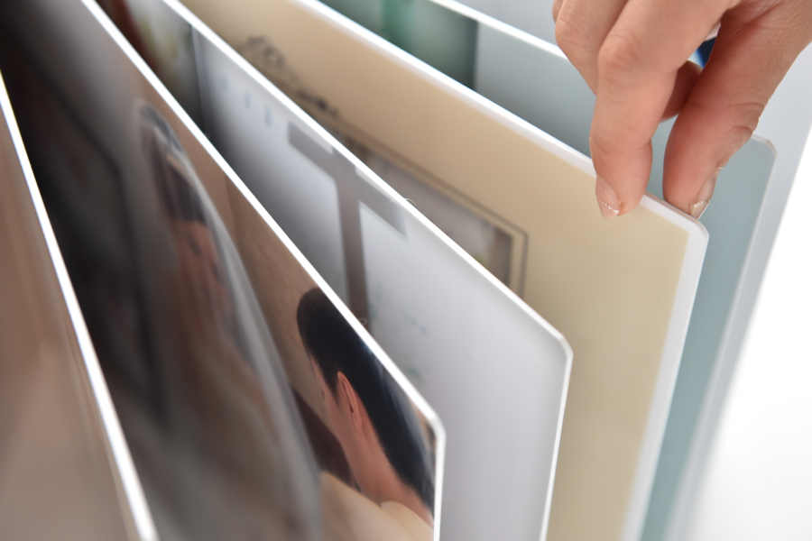 手作りで、自作では出来ない外注のフォトアルバムの中で安いリーズナブルで両親へのプレゼントに人気なフォトブック