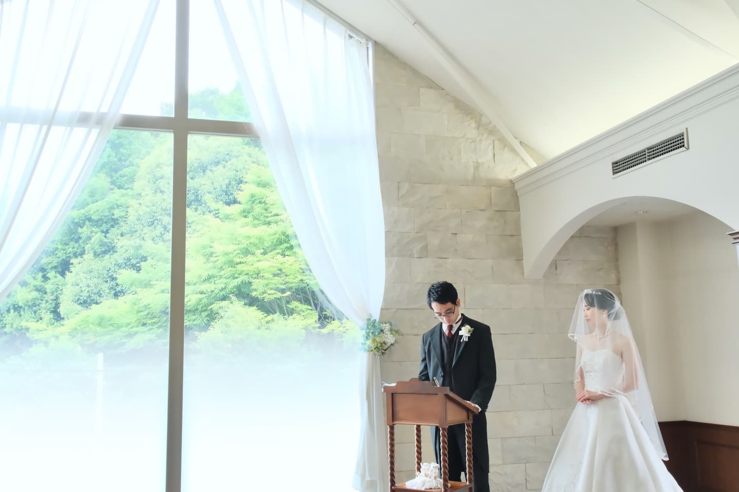 チャペルで結婚式みたいなフォトウエディングの写真