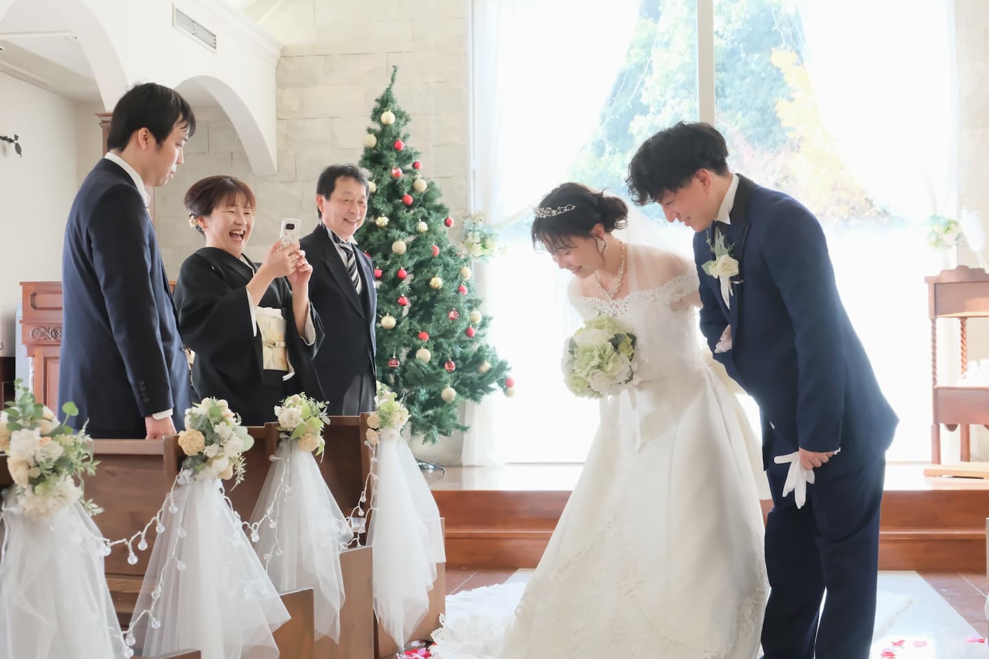 チャペルで結婚式と同じようなフォトウエディングの写真