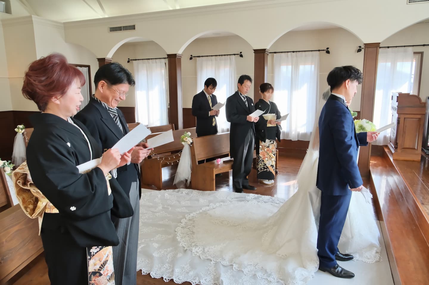 チャペルで結婚式と同じようなフォトウエディングの写真