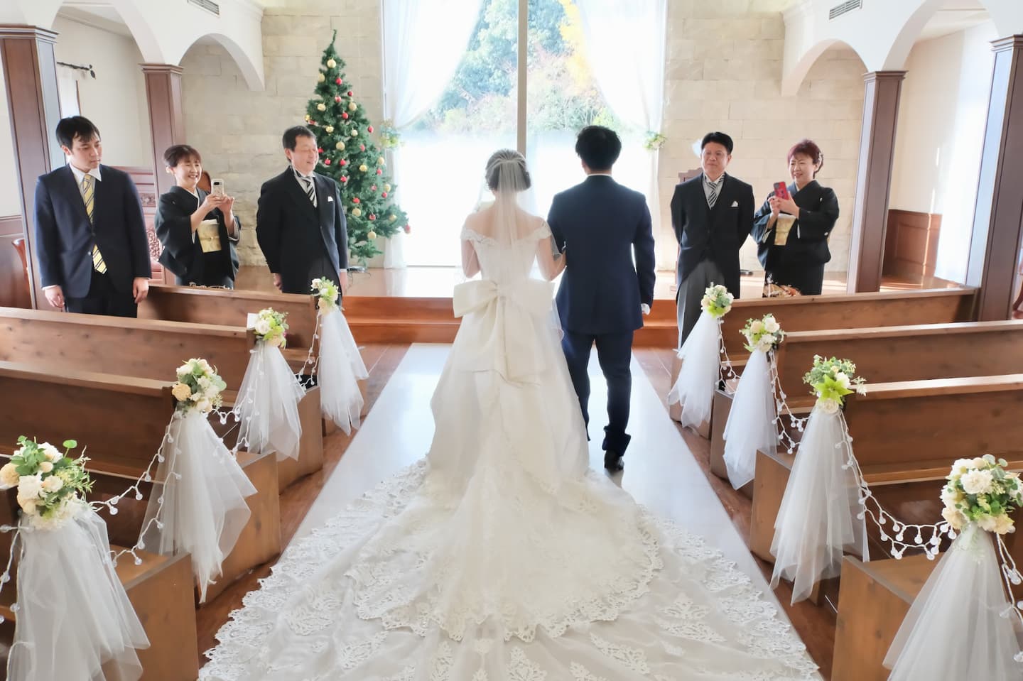 チャペルで結婚式と同じようなフォトウエディングの写真