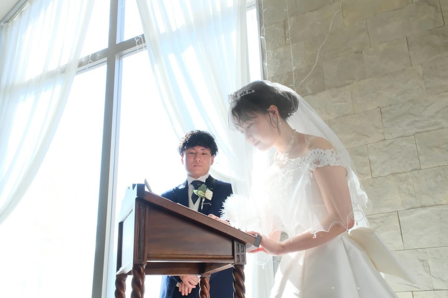 チャペルで結婚式と同じようなフォトウエディングの写真