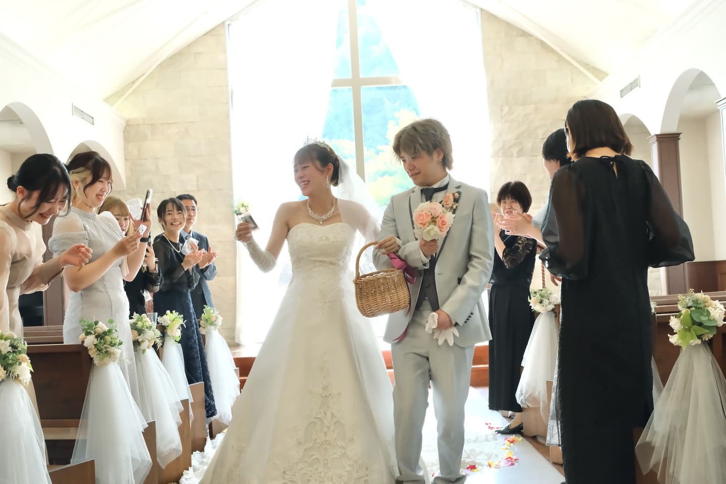 フォトウエディングをチャペルで撮る花嫁