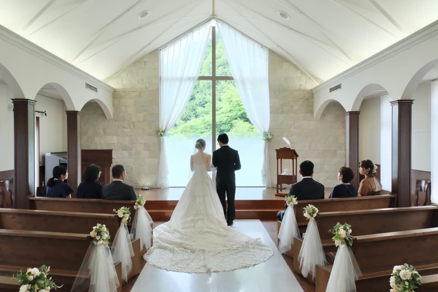 チャペルで結婚式みたいなフォトウエディングの写真