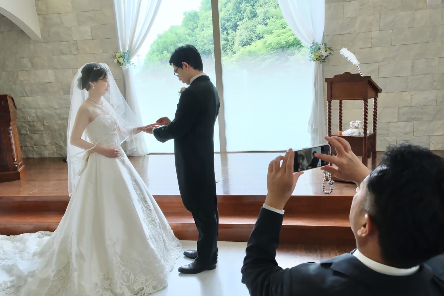 チャペルで結婚式みたいなフォトウエディングの写真