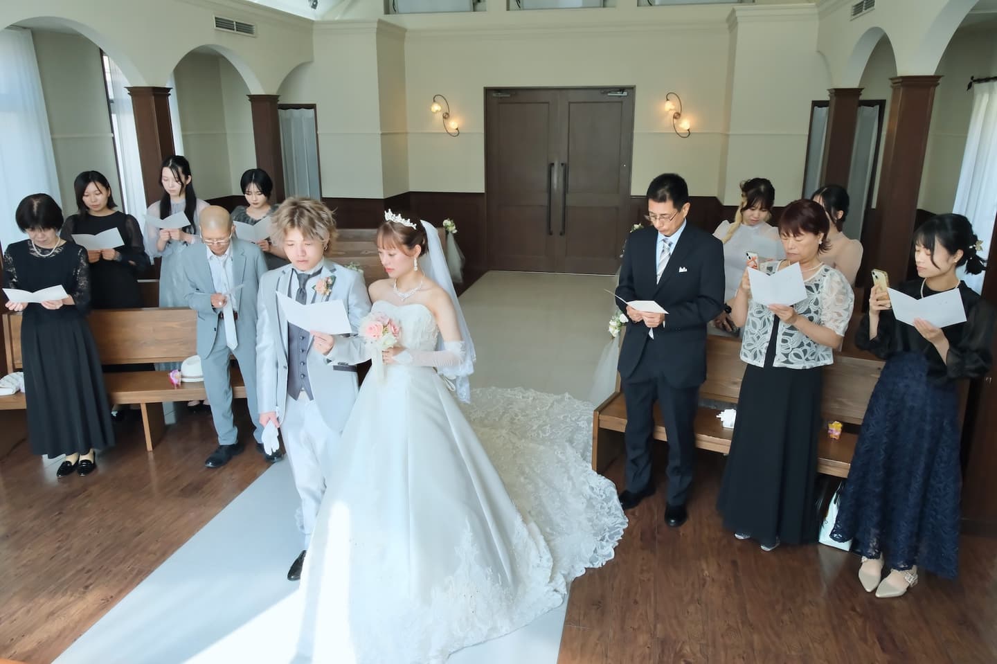 フォトウエディングをチャペルで撮る花嫁