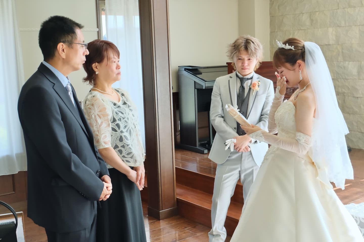 フォトウエディングをチャペルで撮る花嫁