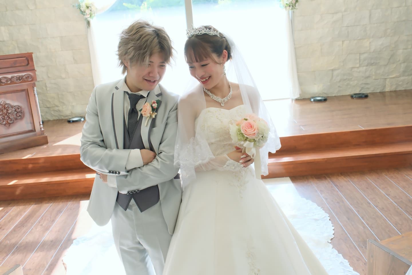 フォトウエディングをチャペルで撮る花嫁