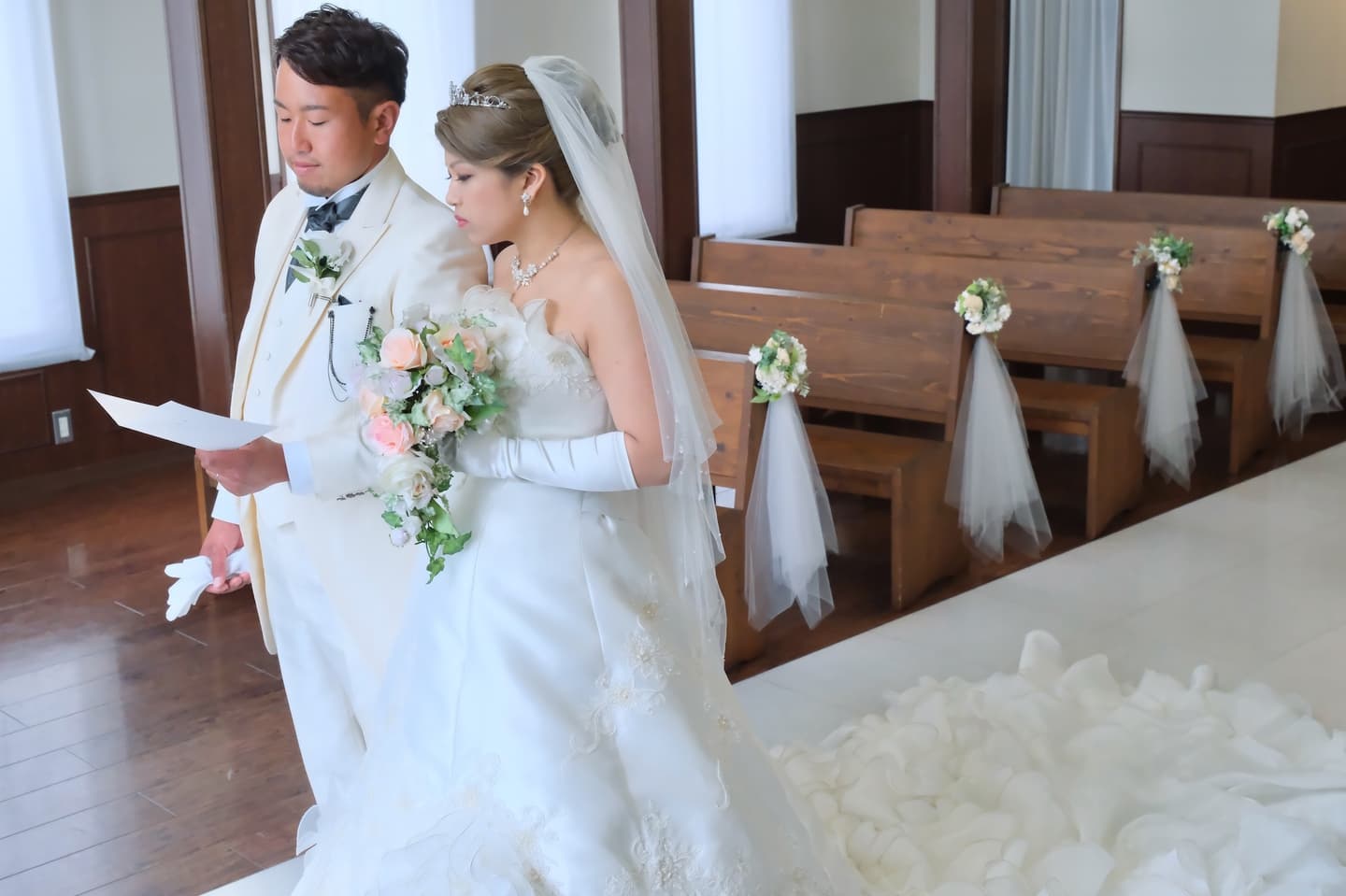 チャペルで結婚式と同じようなフォトウエディングの写真