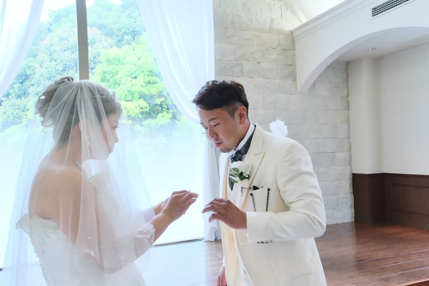 チャペルで結婚式と同じようなフォトウエディングの写真