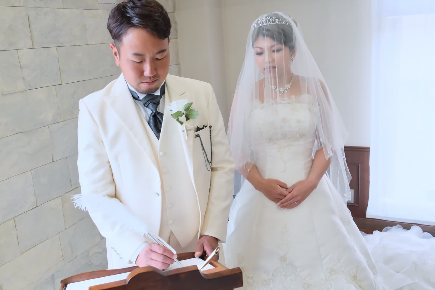 チャペルで結婚式と同じようなフォトウエディングの写真