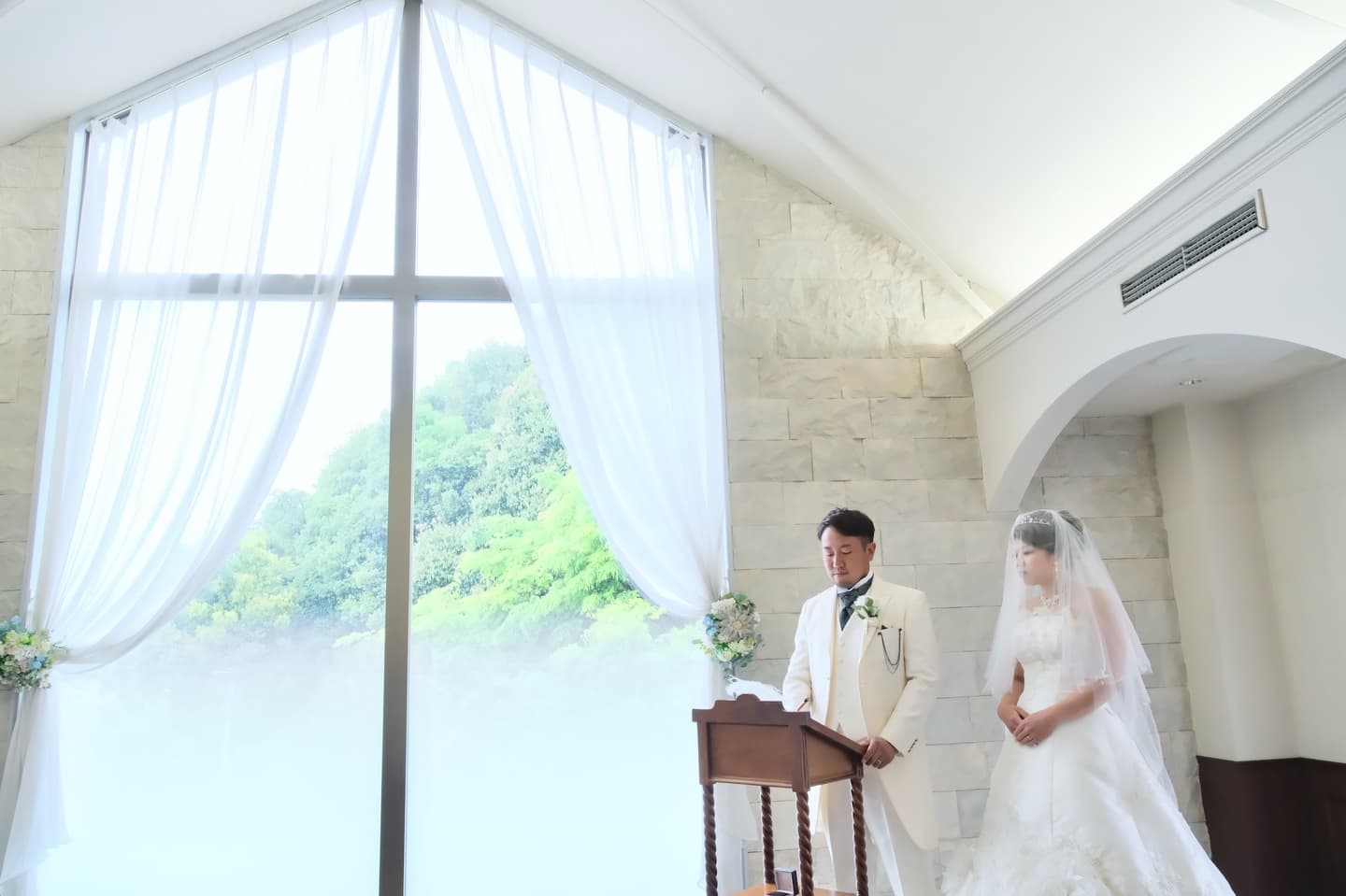 チャペルで結婚式と同じようなフォトウエディングの写真