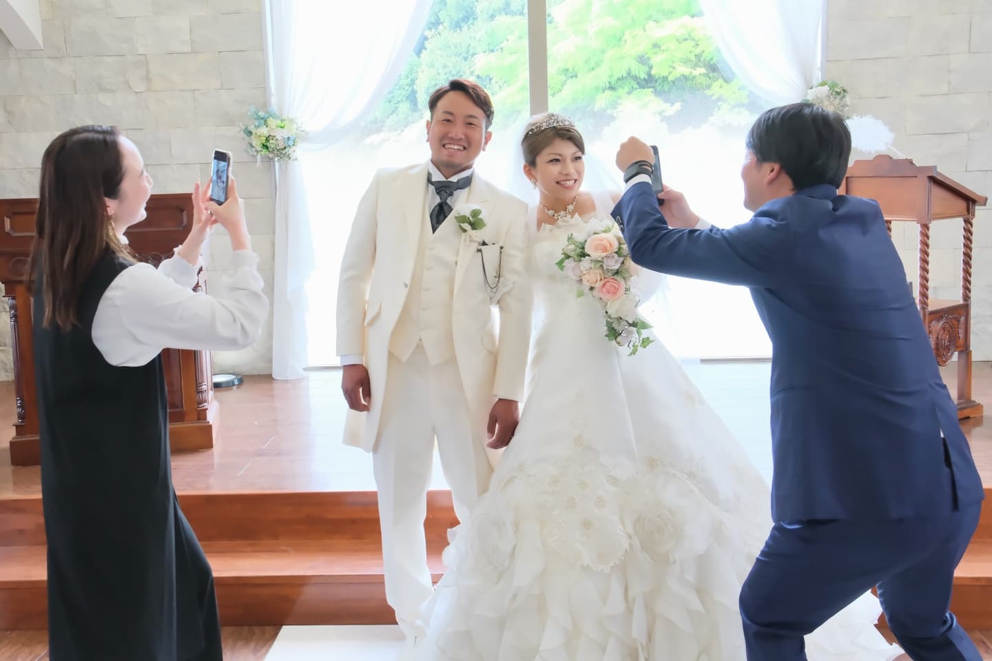 チャペルで結婚式と同じようなフォトウエディングの写真