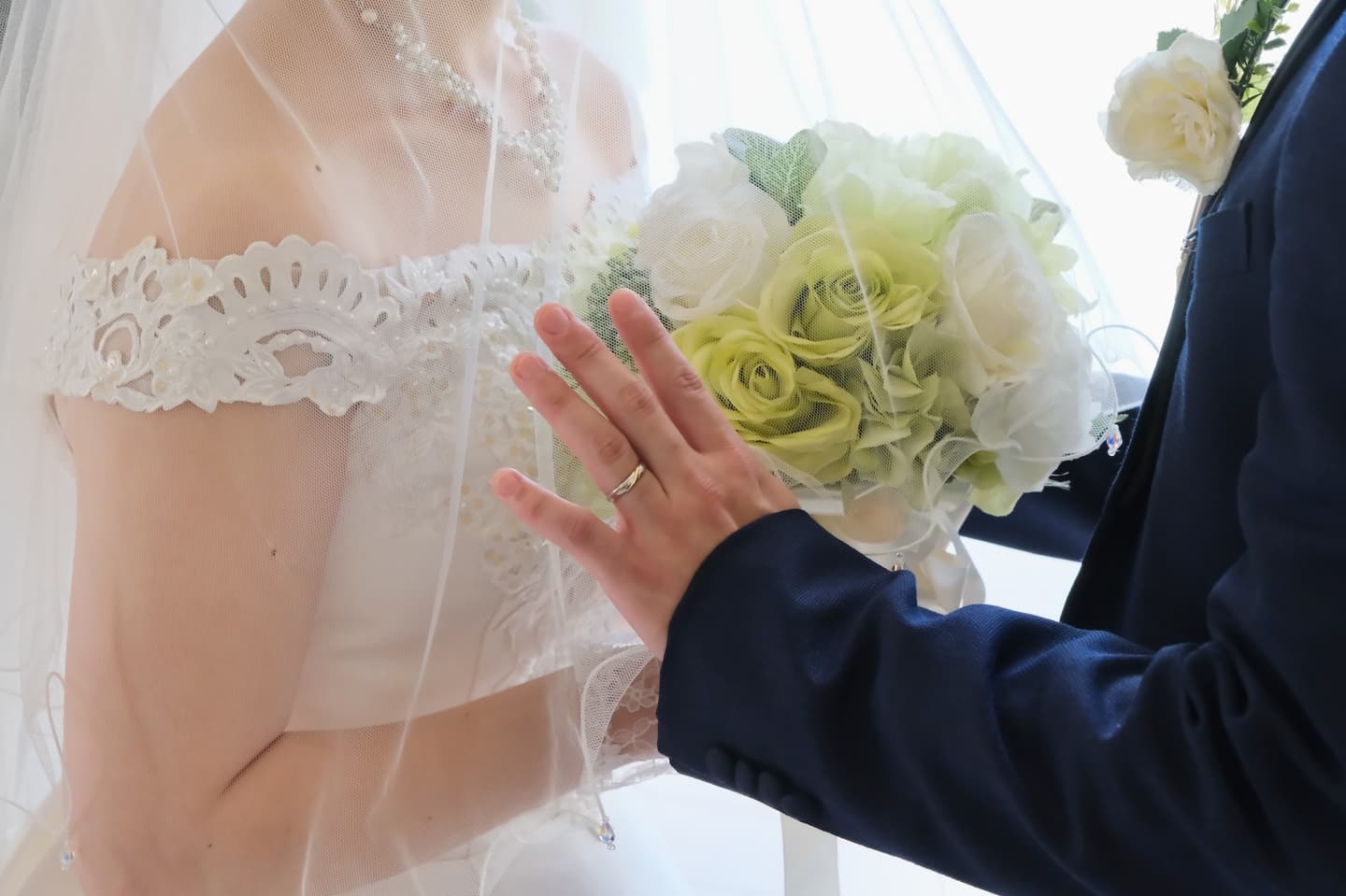 チャペルで結婚式と同じようなフォトウエディングの写真