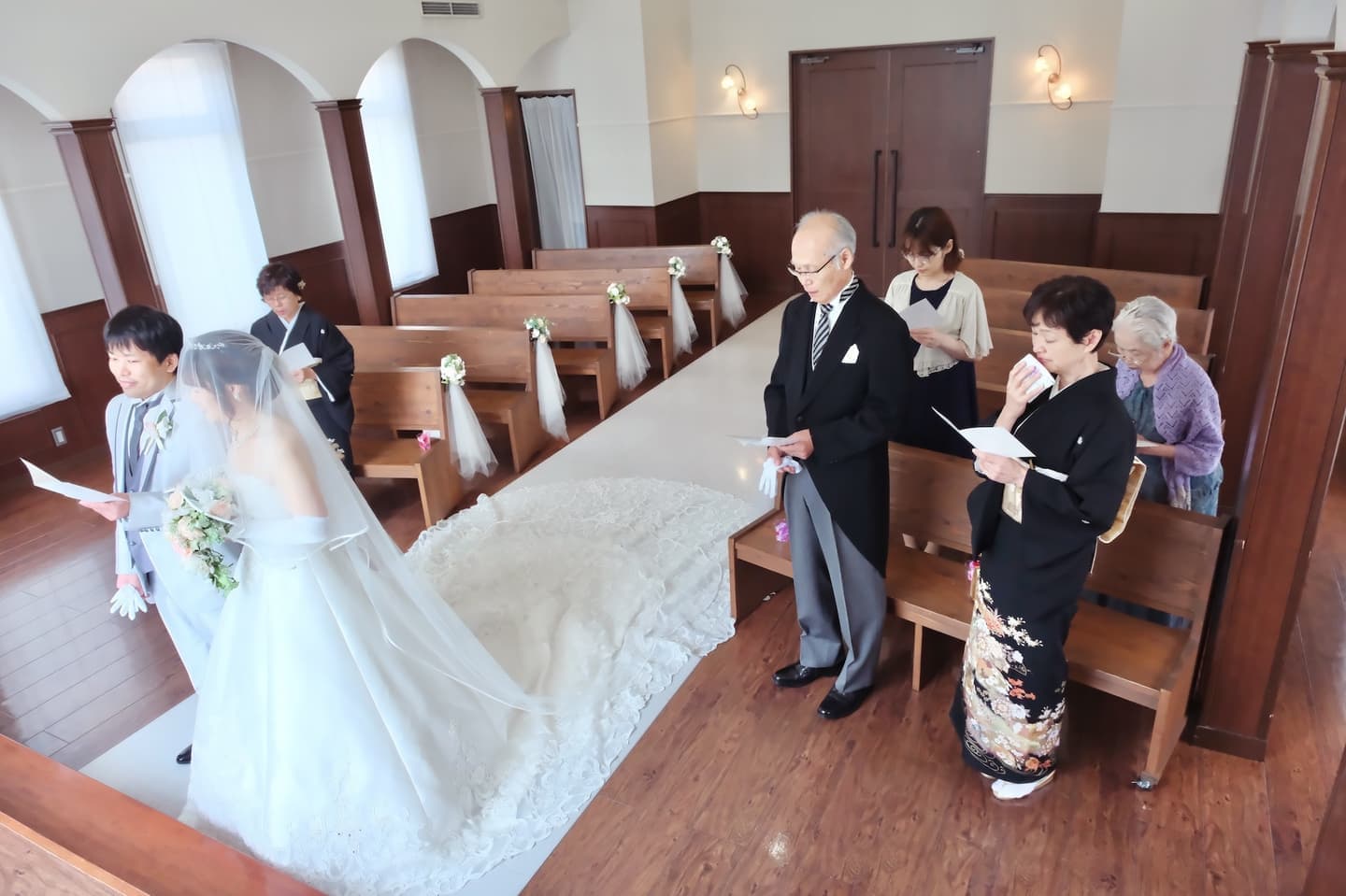 チャペルで結婚式と同じようなフォトウエディングの写真