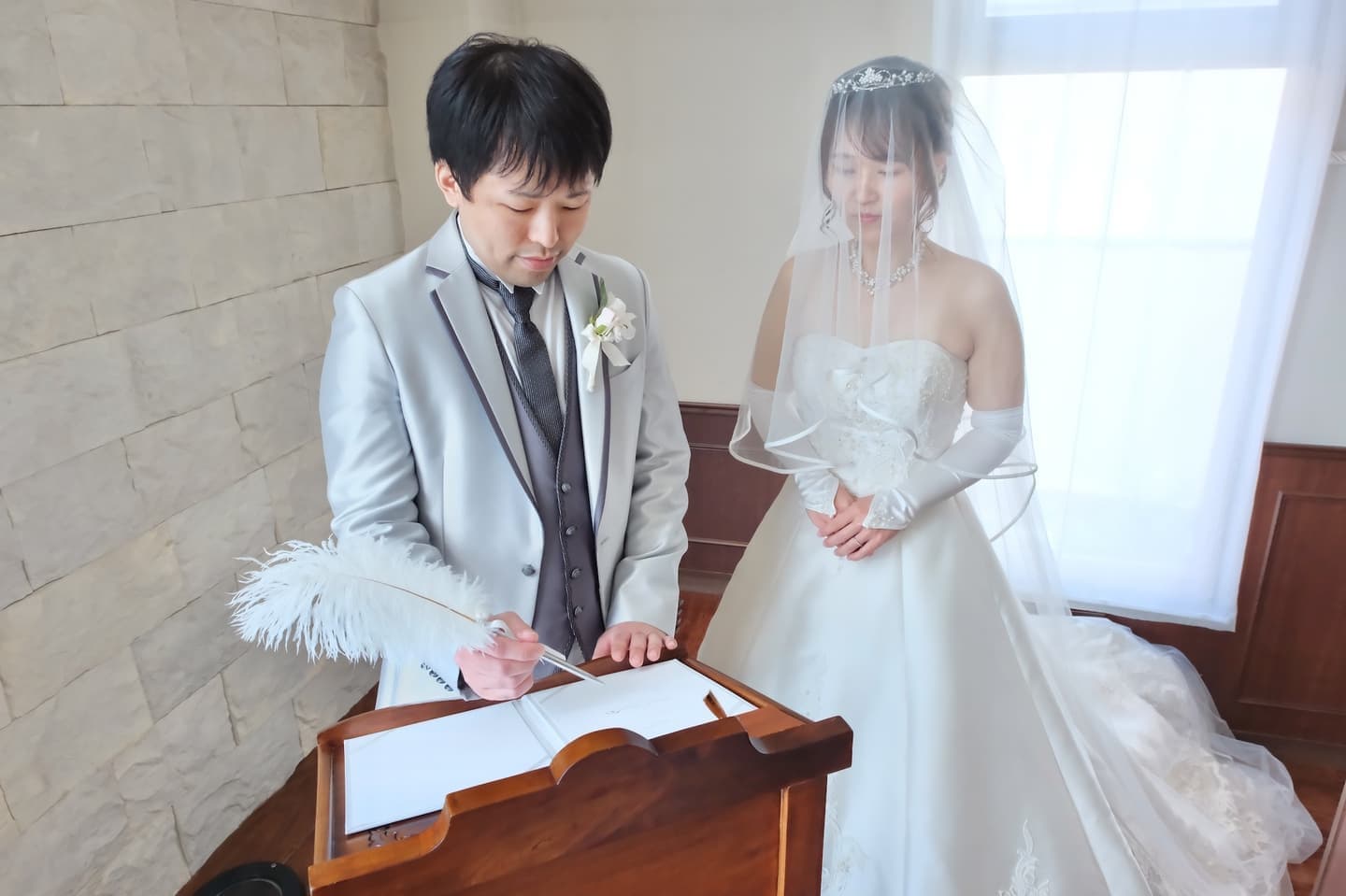 チャペルで結婚式と同じようなフォトウエディングの写真