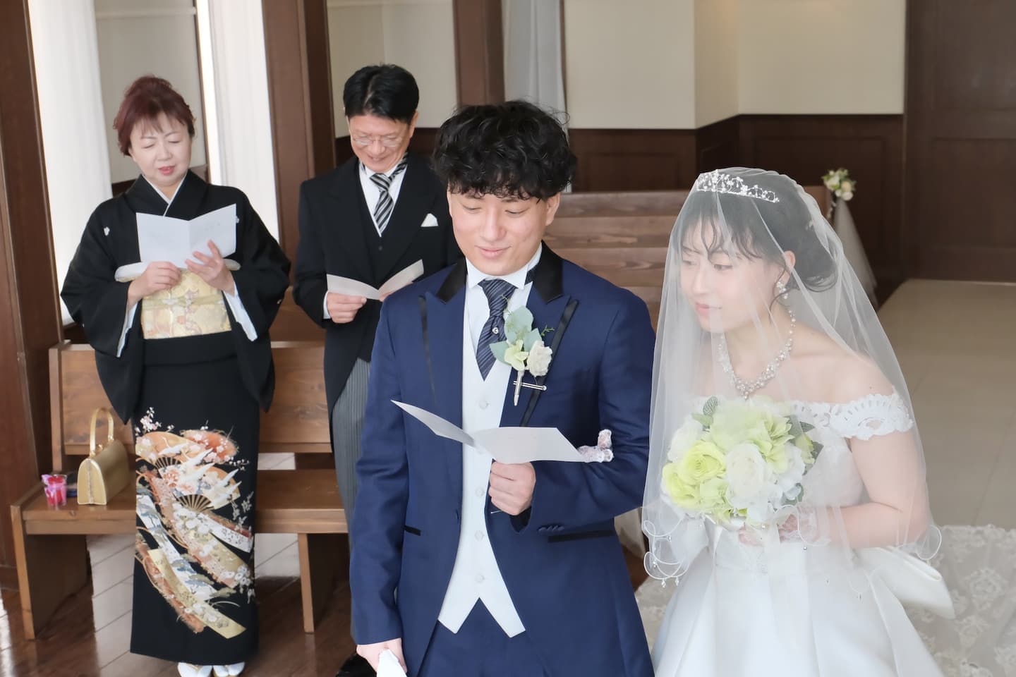 チャペルで結婚式と同じようなフォトウエディングの写真