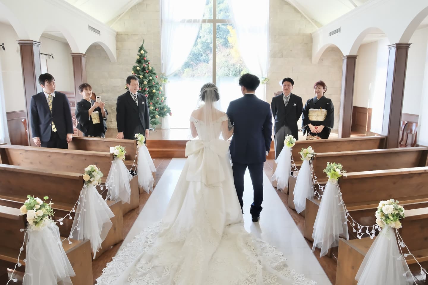 チャペルで結婚式と同じようなフォトウエディングの写真