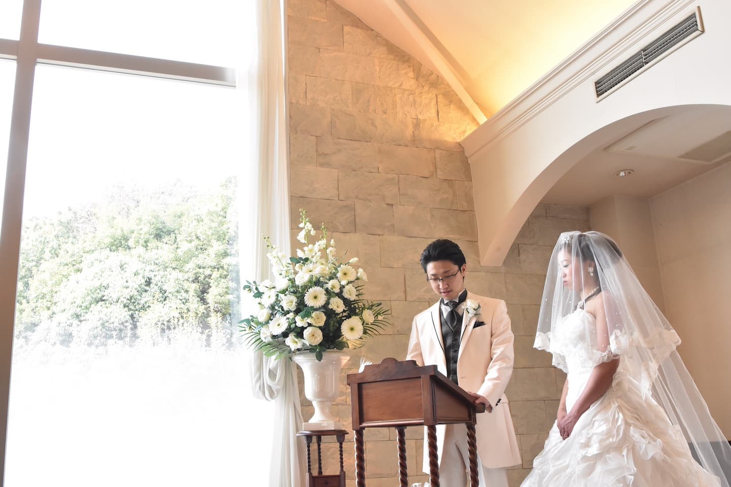 チャペルで結婚式と同じようなフォトウエディングの写真